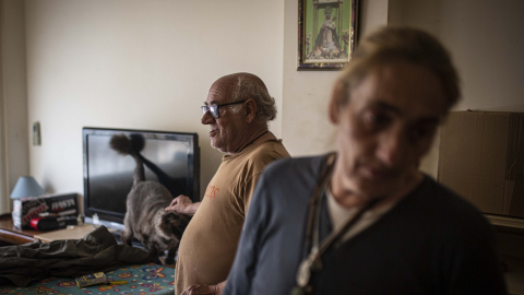 José Antonio García, de 71 años, y Luisa Montiel, de 55, en la vivienda que ocupan desde 2015 en el Edificio Dignidad de Móstoles, ocupado por la PAH y que aloja a familias en situación de vulnerabilidad.