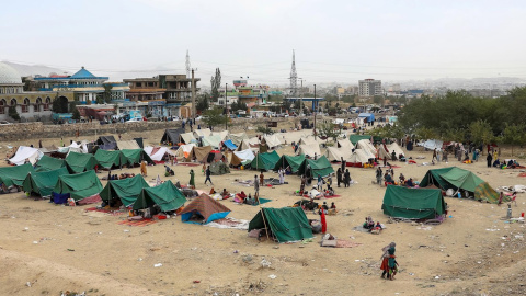 Un campamento en un parque de Kabul, la capital de Afganistán,  de personas desplazadas tras el avance de los talibanes. EFE/EPA/HEDAYATULLAH AMID