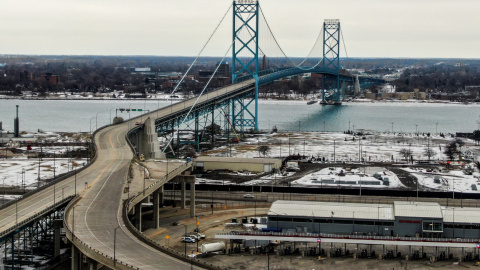 Foto aérea del puente Ambassador (Canadá).