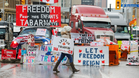 Manifestantes antivacunas continúan paralizando las calles de Ottawa (Canadá).