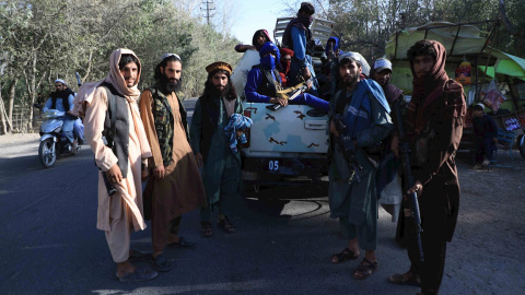 Un grupo de talibanes, en un checkpoint en la ciudad de Herat.