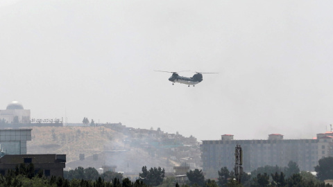 Un helicóptero militar sobrevuela Kabul.