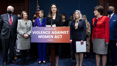 11/2/22-La actriz estadounidense Angelina Jolie en una conferencia de prensa con los senadores estadounidenses para denunciar la violencia contra las mujeres (09/02/2022) en Washington.