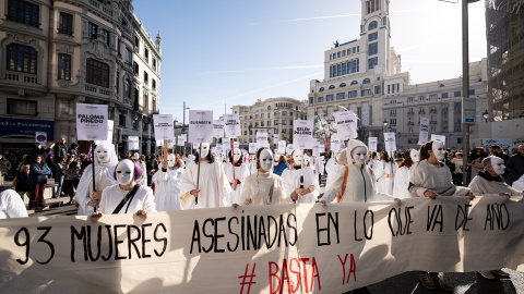 Decenas de personas llevan carteles con nombres de mujeres asesinadas por violencia machista durante una manifestación, a 25 de noviembre de 2023, en Madrid.