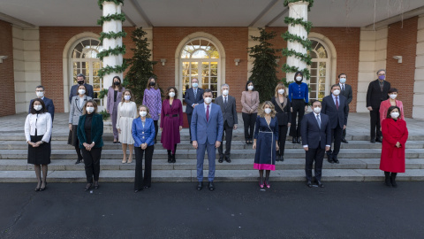 Foto de familia del Gobierno de coalición del PSOE y Unidas Podemos tras la marcha del exministro de Universidades, Manuel Castells, en La Moncloa, a 28 de diciembre de 2021.