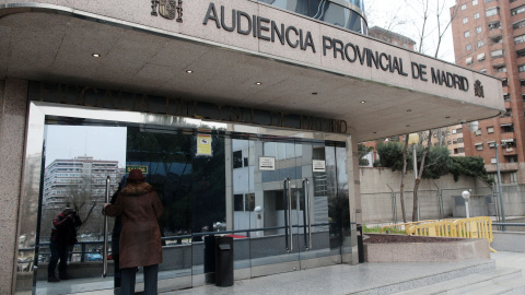 Una mujer entra en el edificio de la Audiencia Provincial de Madrid