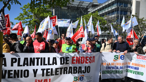 Trabajadores de Endesa protestan a las puertas de la sede de la compañía convocados por CCOO y Sindicato Independiente de la Energía (SIE) para pedir mejoras en el convenio colectivo, en Madrid. EFE/ Fernando Villar