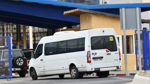 Un minibús lleva en su interior menores marroquíes para su repatriación desde Ceuta.