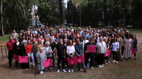 Fotografia de família amb les principals cares de la nova temporada del TNC