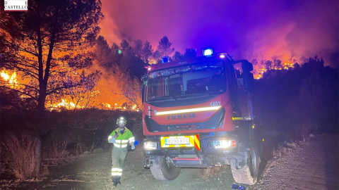 Bomberos trabajan en el incendio forestal de Azuébar (Castelló)