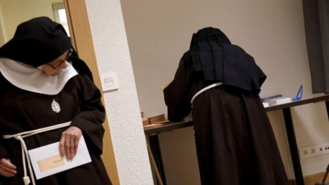 Imagen de archivo de unas monjas votando, otro 'clásico' de los comicios en España.