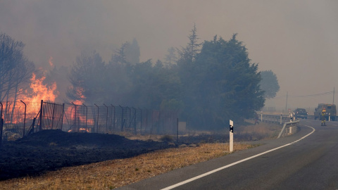 Bomberos trabajan en la extinción del incendio, declarado ayer en los municipios abulenses de Navalacruz y Cepeda de la Mora y La Parra