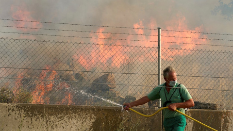 Un vecino de Robledillo colabora en las labores de extinción del incendio.