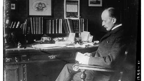 El físico alemán Max Planck en su despacho.