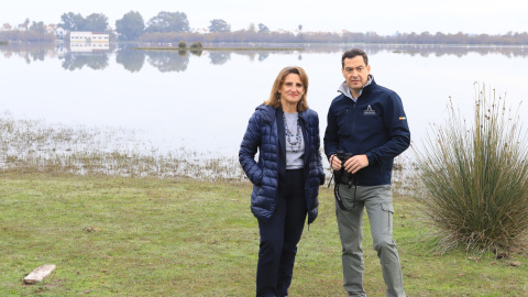 Juan Manuel Moreno Bonilla y Teresa Ribera, en Almonte, este lunes.