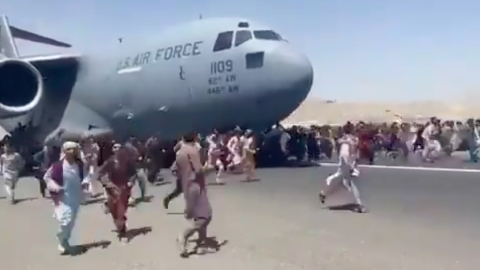 Caos en el Aeropuerto de Kabul tras la victoria de los talibán.