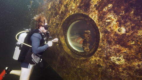 Foto de la Oficina de Noticias de los Cayos de Florida, donde aparece el explorador de buceo e investigador médico Joseph Dituri.