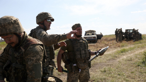 Varios militares ucranianos participan en un ejercicio de entrenamiento no lejos de la línea del frente en la región de Donetsk, a 8 de junio de 2023.