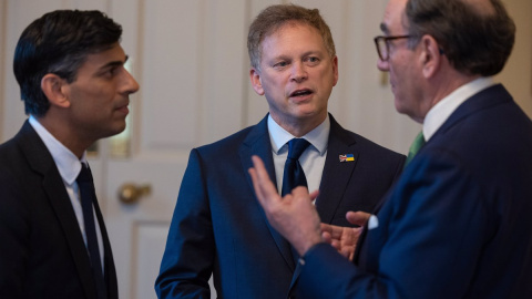 El presidente de Iberdrola (d), Ignacio Sánchez Galán, con el primer ministro britanico, Rishi Sunak (i), y el secretario de Estado de Defensa, Grant Shapps (c).