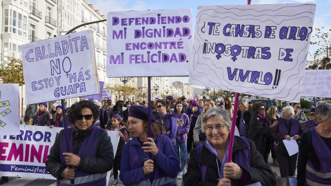 Varias personas sujetan carteles durante una manifestación contra las violencias machistas, a 25 de noviembre de 2023, en Santander.