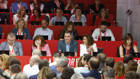 El presidente del Gobierno y secretario general del PSOE, Pedro Sánchez, en la reunión del Comité Federal de este sábado junto a otros dirigentes.