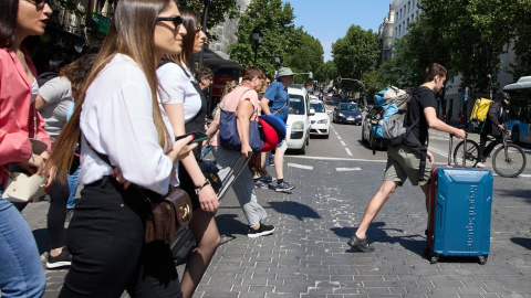 Turistas caminan por el centro de la ciudad, a 3 de junio de 2023, en Madrid.