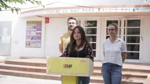 10/06/2023 - Maria Sirvent, portaveu del consell polític de la CUP, amb els diputats al Congrés Mireia Vehí i Albert Botran.