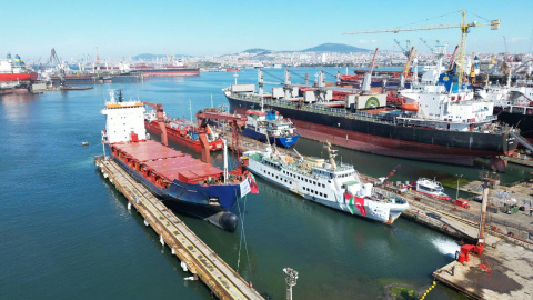 Barco de la Flotilla de la Libertad en el puerto