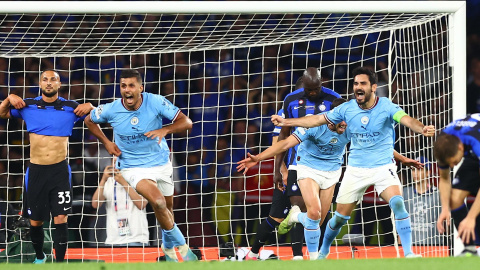 Los jugadores del Manchester City celebran la victoria en la final de la Champions League, en Estambul, a 10 de junio de 2023.