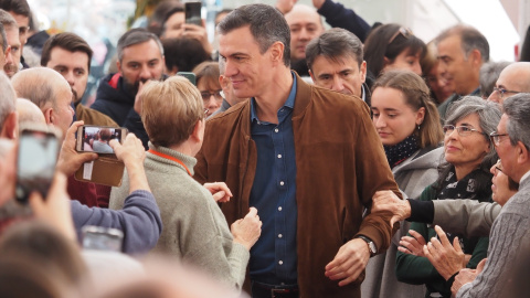 El secretario general del PSOE y presidente del Gobierno, Pedro Sánchez, saluda a su llegada a un acto de presentación de candidatos a las elecciones municipales, en la Cúpula del Milenio, a 21 de enero de 2023, en Valladolid, Castilla y León (España