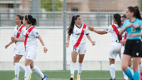 Las jugadoras del Rayo Vallecano celebran un gol en su partido contra la Real Sociedad, en un partido de la temporada pasada de la liga Iberdrola de fútbol femenino, en junio pasado.  E.P.