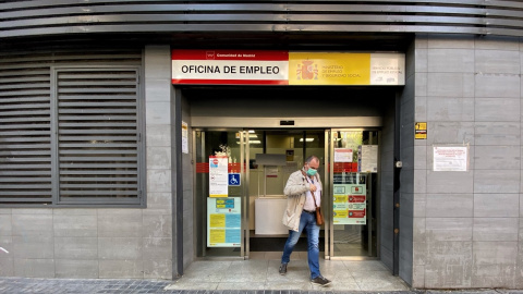 Un hombre sale de una oficina de empleo en Madrid, a 4 de octubre de 2022.