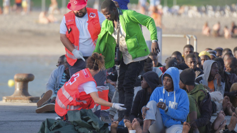 Salvamento rescata a un centenar de migrantes en un cayuco en Tenerife, a 20 de abril de 2024