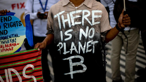 Activistas climáticos durante una protesta en Dubái durante el desarrollo de la Cumbre del Clima, a 9 de diciembre de 2023.