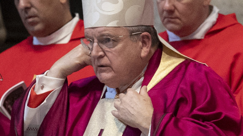 El cardenal Raymond Burke celebra una misa por el fallecimiento del cardenal Joseph Levada.