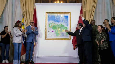 El presidente de la Asamblea Nacional venezolana, Jorge Rodríguez, junto a diputados del organismo, develan un mapa de Venezuela al que se le añade al Esequibo.