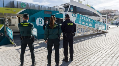 Foto de archivo. La Guardia Civil en el puerto de Ibiza ante el aumento de casos de covid19