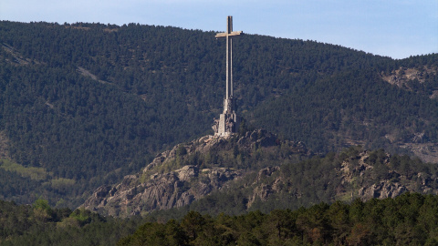 La cruz del Valle de Cuelgamuros desde el embalse de La Jarosa, a 21 de abril de 2023, en Guadarrama, Madrid.