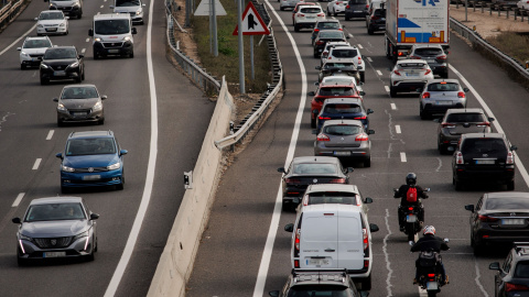 Varios coches circulan por la A3, a 5 de diciembre de 2023, en Madrid (España).