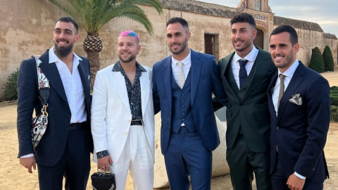 11/06/2023 - Borja Iglesias y Aitor Ruibal posan junto a otros deportistas del Betis en una boda.