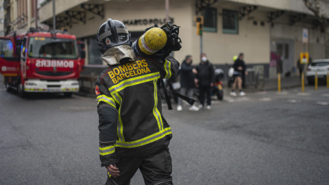 Un bombero en el Hotel Coronado de Nou de la Rambla de Barcelona, donde se ha producido un incendio, a 12 de febrero de 2022, en Barcelona