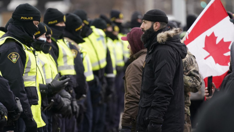 La policía canadiense se despliega el 12 de febrero de 2022 para mover a los manifestantes que bloquean el acceso al Puente Ambassador