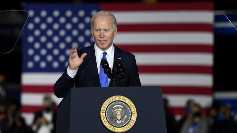 El presidente de EE. UU., Joe Biden, habla sobre la infraestructura durante un evento en las instalaciones de autobuses de la Autoridad de Transporte del Área de Kansas City, a 8 de diciembre de 2021.