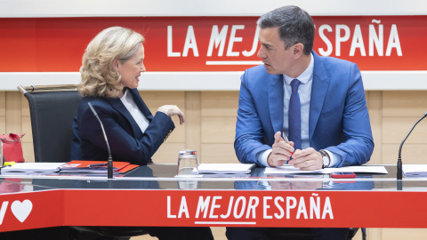 La vicepresidenta del Gobierno, Nadia Calviño, junto al presidente Pedro Sánchez en la sede del PSOE en Ferraz.