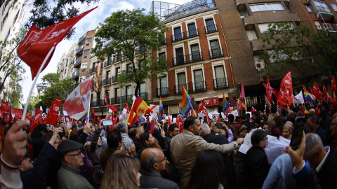 Simpatizantes del PSOE se concentran en los alrededores de la sede socialista de Ferraz para mostrar su apoyo al presidente del Gobierno, Pedro Sánchez, en el marco de la celebración de un Comité Federal del partido