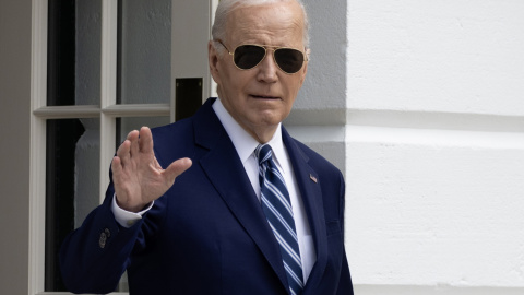 El presidente estadounidense, Joe Biden, saluda mientras sale de la Casa Blanca