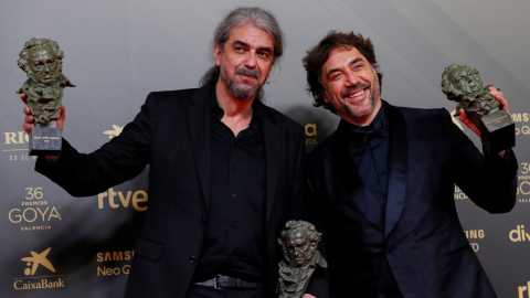 12/02/2022 El director Fernando León de Aranoa y el actor Javier Bardem posan con los Goya conseguidos en la gala de la 36 edición de los Premios Goya que se ha celebrado en el Palau de les Arts de Valencia