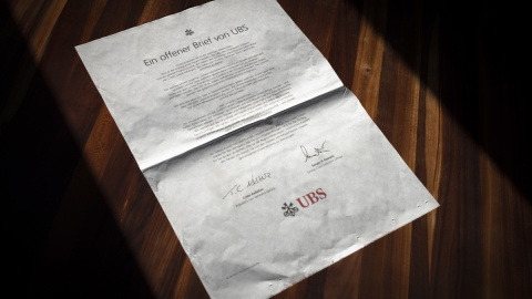 Imagen de la carta abierta del presidente y del consejero delegado de UBS anunciando la culminación de la compra de Credit Suisse, publicada en la prensa suiza. EFE/EPA/MICHAEL BUHOLZER