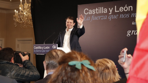 El candidato a la Presidencia de la Junta de Castilla y León por el PP, Alfonso Fernández Mañueco, valora los resultados obtenidos por su formación en los comicios para Castilla y León durante la noche electoral del 13F, en el Hotel Alameda Palace, a