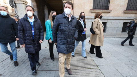 El candidato del PP a la Presidencia de la Junta de Castilla y León, Alfonso Fernández Mañueco (c), llega a votar a la antigua sede de la Delegación Territorial de la Junta de Castilla y León en Salamanca.